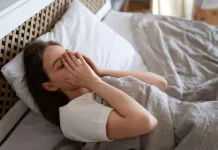 Por qué sobrepiensas justo antes de irte a dormir: lo que deberías saber sobre la ansïedad nocturna (+ Detalles)