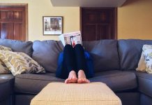 Qué significa que una persona se siente siempre en la misma parte del sofá: puede reflejar rasgos de personalidad o estados emocionales (+ Detalles)