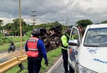 Gandola contentiva de aserrín se völcó en la autopista Tocuyito, estado Carabobo: no se reportan víctim@s u otros vehículos involucrados