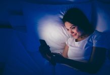 Expertos advierten que mirar el móvil con la luz apagada es un factor de riesgö que podría tener consecuencias irreversibles a la vista