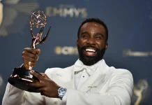 Tramell Tillman hizo historia en los Emmy 2025 con su triunfo como mejor actor de reparto por ‘Separación’ (+ Detalles)