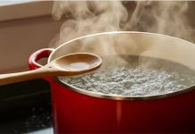Por qué hay que poner una cuchara de madera sobre la olla al hervir agua, no es un mito de abuelas, sino ciencia simple (+ Detalles)
