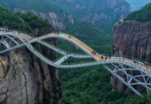 El increíble puente helicoidal de cristal que desafía al vértïgo: parece flotar entre montañas y está suspendido a 140 metros de altura (+ Detalles)