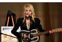 La cantante Dolly Parton pospuso sus próximos conciertos en Las Vegas por motivos de salud (+ Detalles)