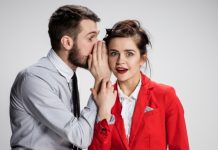 El chisme fortalece el amor: Estudio de la Universidad de California revela que las parejas que cotillean son más felices