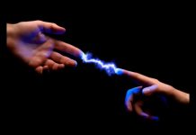 ¿Por qué sentimos “corriente” al tocar a otra persona? Descubre el fenómeno detrás del pequeño choque eléctrico