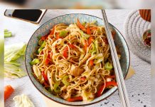 Cómo preparar un auténtico chow mein casero con pollo, verduras frescas y fideos salteados en wok