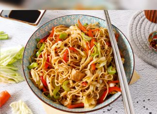 Cómo preparar un auténtico chow mein casero con pollo, verduras frescas y fideos salteados en wok
