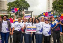 Venezolanas marchan por la paz y la soberanía en Caracas, reafirmando su compromiso con la patria