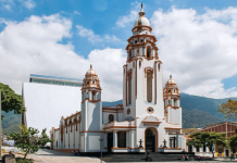 Con una ofrenda floral, delegación cubana rindió homenaje al Libertador «Simón Bolívar» en el Panteón Nacional