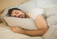 No es solo la cantidad, es la calidad: expertos afirman que dormir de lado es la mejor postura para prevenir el alzhéimër y la pérdida de memoria