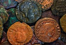 Buceador aficionado detectó metal en el fondo marino y resultó ser un tesoro de 50.000 monedas de bronce del siglo IV (+ Detalles)