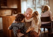 Un nuevo estudio revela que cuidar a los nietos o interactuar con niñÖs mejora la salud y aumenta la longevidad de los adultos mayores