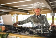 Mujer de 81 años se volvió Dj tras la müêrte de su esposo y lleva la música a mayores de 50 años (+ Detalles)