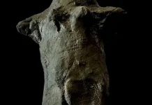 Los arqueólogos no dan crédito: encuentran una estatua de hace 3 mil años con huellas humanas ‘frescas’ (+ Detalles)