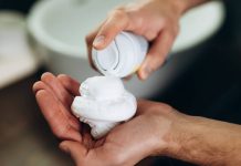 Las expertas lo confirman: la espuma de afeitar es especial para eliminar las manchas de las sillas y sofás tapizados (+ Detalles)