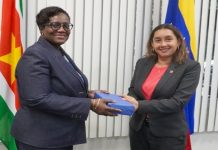 Autoridades de Surinam y Venezuela reforzarán sus relaciones en petróleo, educación y finanzas