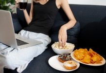 Estudio revela que una de cada cinco mujeres de mediana edad cumple criterios clínicos de ädicción a los ultraprocesados (golosinas, snacks y comida rápida)