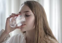 La falta de agua podría ser la causa de tus problemas, desde el mal aliento hasta la ansiedäd