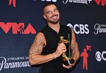 ¡Ricky Martin hizo historia en los VMAs 2025! Primer artista en recibir el nuevo Latin Icon Award (+ Video)
