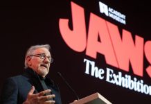 Steven Spielberg inaugura una gran exposición dedicada a Tiburón en el Museo de la Academia
