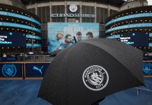 Un camarero del Manchester city perdió su empleo tras tras ser visto utilizando una camisa del Manchester United