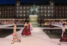 Madrid se vistió de alta costura: Carolina Herrera presentó su colección Primavera 26 en la Plaza Mayor (+ Video)
