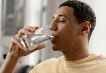 El secreto para un vientre plano y una mejor salud: descubre por qué beber agua tibia en ayunas transforma tu digestión y metabolismo