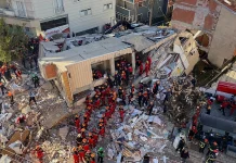 Derrümbe de un edificio de siete plantas en Turquía deja a una familia atrąpada bajo los escømbros y al menos dos fallecïdos