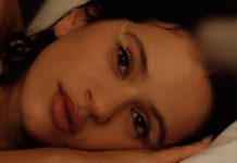 Rosalía se reiventa: estrena «Berghain», un místico sencillo en alemán que fusiona su voz de soprano con arreglos de cuerda