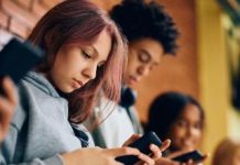 La Generación Z ya no confía en expertos, sino en opiniones cercanas: “Busco primero en TikTok para ver experiencias de personas de mi edad”