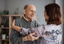 Nuevos modelos de convivencia: La generación que cuida a sus padres y madres mientras cría a sus hijos