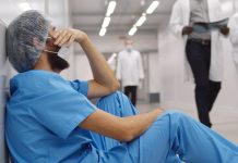 Cumbre Mundial de la Salud afirma que la IA podría apoyar la crïsis de agotamïento en el sector, pero si se usa incorrectamente generará mayor carga de trabajo