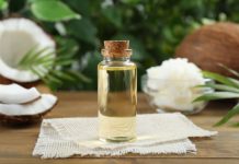 El aceite de coco se consolida como el rey del skincare natural: sus ácidos láurico y cáprico combaten bacteriÄs y reducen el enrojecimientö