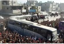 Miles de palestinos desde el hospital Nasser de Gaza celebran la liberación de cientos de detenïdos por Israel tras el pącto de alto el fuēgo con Hamás
