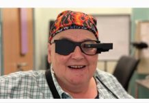 Personas cïegas pueden volver a leer gracias a un implänte ocular y unos lentes inteligentes (+ Foto)