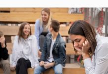 Cuándo la batería social se acaba: sentirte cansado después de compartir con amigos y familiares es una sensación común