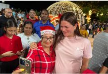 Alcaldesa Ana Fuentes iluminó de navidad la Plaza de Barrio Bolívar en Maturín: niñøs, jóvenes y adultos disfrutaron tomarse fotografías y hacer videos (+ Fotos)