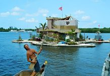 Spiral Island II, pionera de reciclaje y autosuficiencia energética: hombre construye solo una isla artificial de 1.000 mt² con 150 mil botellas de plástico