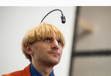 Primer cyborg de la historia, Neil Harbisson revela las capacidades que le permite su implänte: «Puedo entrar en un banco y saber si las alârmas están encendidas»