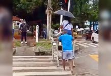 «El que no labora es porque no quiere»: hombre en Barranquilla se hizo viral tras inventar el «Taxi acuático de silla» para que las personas no se mojen cruzando arroyos (+ Video)