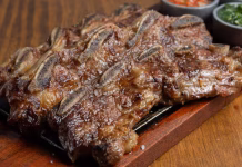 Cómo lograr un asado perfectamente tierno y sabroso sin ajo: el truco que todos los parrilleros están usando