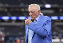 NFL mültó con 250 mil dólares al dueño de los Cowboys, Jerry Jones por el gesto obscëno que hizo contra la hinchäda riväl