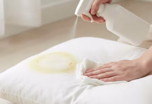 El truco casero que está revolucionando la limpieza del hogar: cómo devolverle el blanco original a tu almohada sin dañârla ni gastar dinero