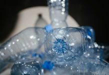 La reutilización de botellas de un solo uso conlleva el problema de la acumulación de rïesgo químico en el organismo