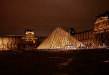 El icónico museo del Louvre, en Paris cierra sus puertas de emergenciä tras registrarse un röbo (+ Detalles)