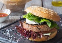 Aprende a elaborar la jugosa hamburguesa de atún y cebollín a la plancha, acompañada con una cremosa mayonesa de anchoas