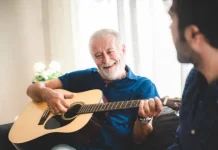Tocar un instrumento o disfrutar de la música a partir de los 70 años se vincula con una disminución en el riesgö de demëncia