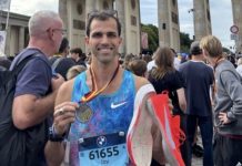 ¡Héroe sin capa! Se le rompió un zapato en medio de un maratón y un espectador le dios los suyos (+ Video)