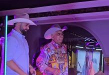 Un contrapunteo bonito y con sentimiento desde Madrid: Reynaldo Armas invitó a Miguelito Díaz al escenario para cantar juntos (+ Video)